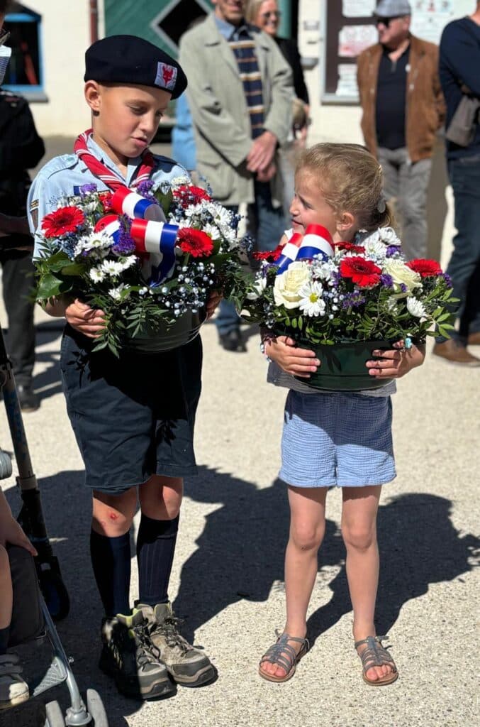 Tancrède et Philomène, prêts à déposer leur gerbe au pied du Monument aux Morts