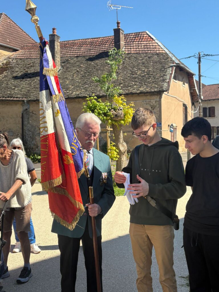 Clovis s'apprête à porter le Drapeau
