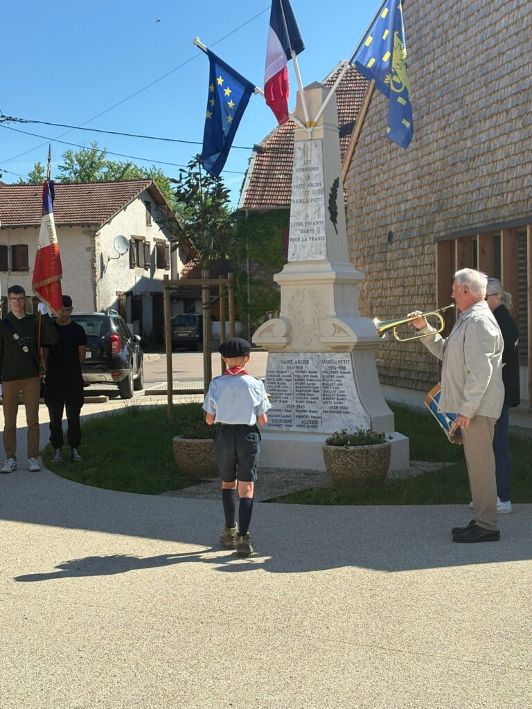 Tancrède dépose une gerbe des Anciens Combattants au pied du Monument aux Morts de la Commune